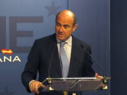 El ministro de Economía, Luis de Guindos, durante su comparecencia tras la reunión del consejo de ministros de Economía y Finanzas (Ecofin) celebrada en Bruselas.