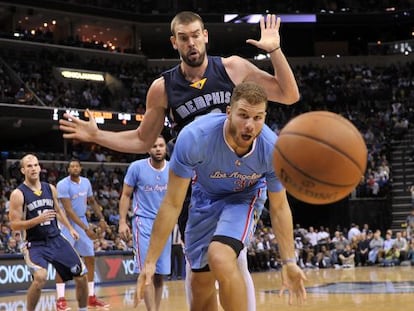 Gasol vigila a Blake Griffin 