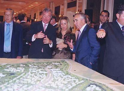 El presidente de Murcia, Ramón Luis Valcárcel (segundo por la izquierda), en la presentación de Novo Carthago en 2003.