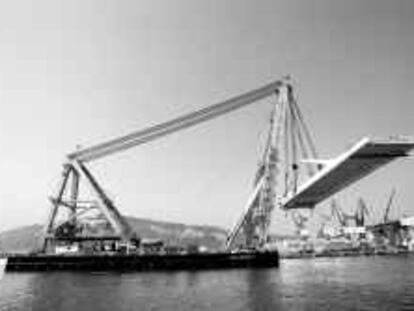 B 33233 (14/MAR/00) -color- Montaje puente levadizo del puerto de Barcelona. -foto: Vicens Gimenez.
