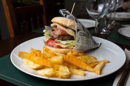 Hamburguesa de ternera sayaguesa con patatas fritas caseras, en el Restaurante España, de Fermoselle.