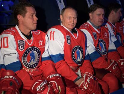 Vladímir Putin permanece sentado en el banquillo antes del inicio del partido de gala durante la Liga de Hockey de Noche en el Shayba Olympic Arena de Sochi.