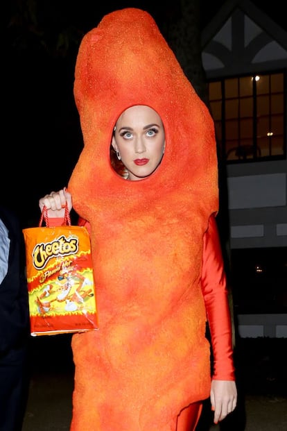 Katy Perry suele buscar disfraces muy cómicos para Halloween. El año pasado se vistió de Cheeto. Incluso su cartera era una bolsa de Cheetos.