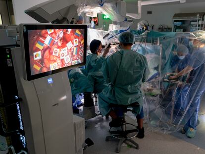 A screen shows the process of mapping the patient's brain to preserve the five languages she speaks as surgeons work to remove a cavernoma at the Hospital del Mar in Barcelona.