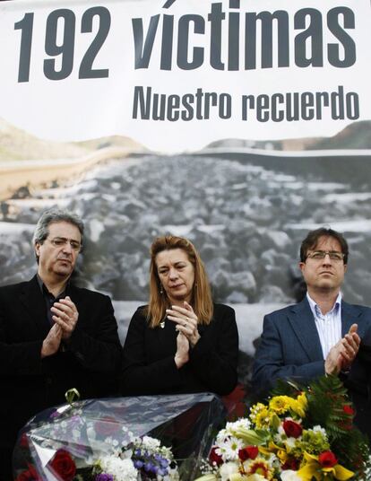 José Ricardo Martínez, líder de UGT Madrid, Pilar Manjón, presidenta de la Asociación 11-M Afectados del Terrorismo y Javier López, líder de CC OO, durante el acto en recuerdo a las víctimas tres años después de la matanza. 11 de Marzo de 2007.