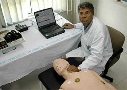 El doctor Víctor Martínez Landeras, intensivista del hospital Marqués de Valdecilla de Santander.