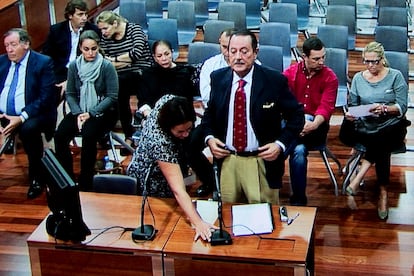 El exalcalde de Marbella (Málaga) Julián Muñoz (centro/primer término), durante su comparecencia en la Audiencia Provincial de Málaga en la reanudación del juicio por blanqueo de capitales, en el que también se juzga a la cantante Isabel Pantoja (tercera por la izqueirda, sentada) y a Maite Zaldívar (primero por la derecha, sentada), el 2 de octubre de 2012.