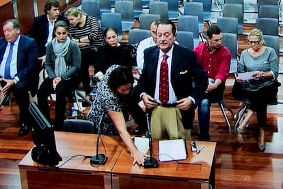 El exalcalde de Marbella (Málaga) Julián Muñoz (centro/primer término), durante su comparecencia en la Audiencia Provincial de Málaga en la reanudación del juicio por blanqueo de capitales, en el que también se juzga a la cantante Isabel Pantoja (tercera por la izqueirda, sentada) y a Maite Zaldívar (primero por la derecha, sentada), el 2 de octubre de 2012.
