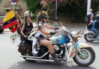 Más de 10.000 motos de la mítica marca americana Harley-Davidson participan hoy en el espectacular desfile de banderas que ha recorrido las calles de Barcelona, desde Montjuic.