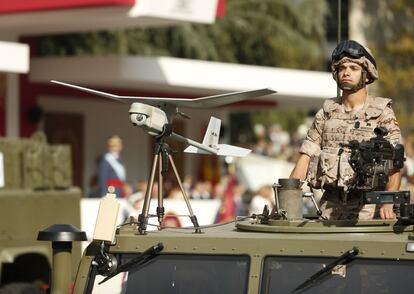 Un dron sobre un vehículo militar durante el desfile.