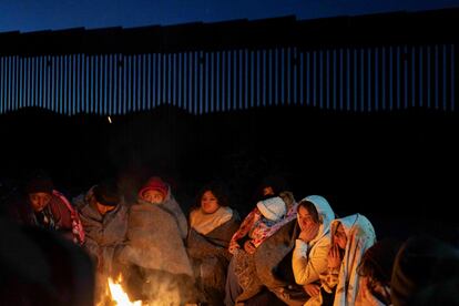 Migrantes esperan a la Patrulla Fronteriza en un campamento de ayuda humanitaria frente al muro fronterizo entre México y Estados Unidos, esta mañana en Sasabe, Arizona.