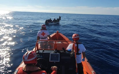 Una lancha de la Cruz Roja, en el rescate de una patera frente a las costas murcianas el pasado octubre.