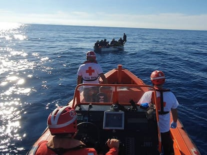 Una lancha de la Cruz Roja, en el rescate de una patera frente a las costas murcianas el pasado octubre.
