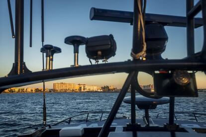 La frontera que supone Gibraltar es una fractura entre el norte y el sur del planeta, la más desigual. Más que la de Estados Unidos con México o la de Alemania con Polonia. En la imagen, la misión de patrulla en una embarcación Cormorán de Vigilancia Aduanera.