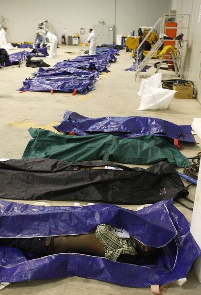 Los cadáveres de los inmigrantes fallecidos permanecen en el aeropuerto de Lampedusa convertido en morgue.