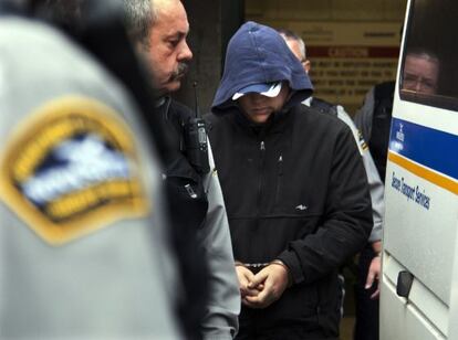 El detenido sale del tribunal que le juzgó en Halifax.