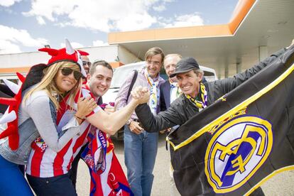  Aficionados del Atlético de Madrid y del Real Madrid paran en la estación de Servicio Las Bóvedas, en Badajoz, antes de entrar en Portugal camino de Lisboa para asistir a la final de la Liga de Campeones.