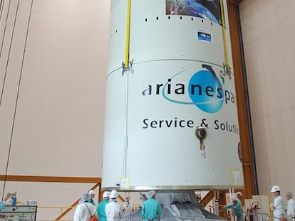 Técnicos de la ESA comprueban los sistemas en Holanda y la cofia del cohete Ariane 5 con el ATV dentro.