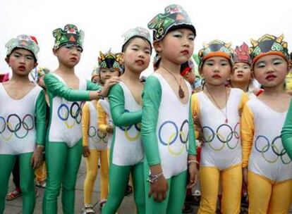 Niños disfrazados de mascotas de los Juegos Olímpicos de Pekín 2008 celebran el Día Internacional de la Infancia en la capital china en mayo pasado.