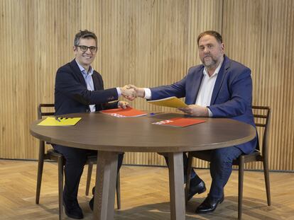 Firma del acuerdo de investidura entre el ministro de la Presidencia en funciones y miembro de la comisión negociadora del PSOE, Félix Bolaños, y el presidente de ERC, Oriol Junqueras
