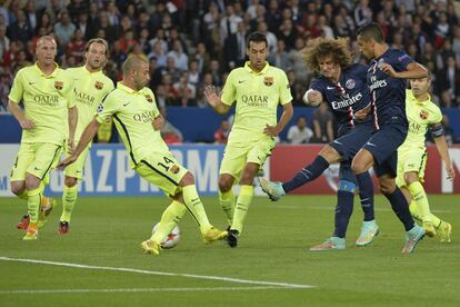 El defensa brasileño David Luiz marca el primer gol del PSG durante el partido de fútbol de la UEFA Champions League Paris Saint-Germain (PSG), Barcelona (FCB).