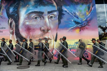 Miembros de la Guardia Nacional, durante una protesta de maestros en Caracas