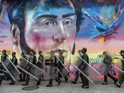 Miembros de la Guardia Nacional, durante una protesta de maestros en Caracas