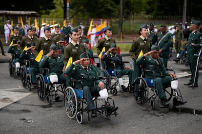 Militares amputados hacen saludo durante el recorrido para conmemorar la Independencia.