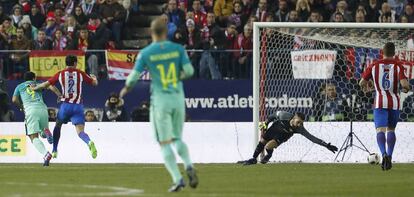 El delantero uruguayo del Barcelona, Luis Suárez, marca el primer gol frente al Atlético de Madrid.