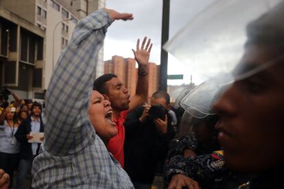 Simpatizantes de opositores venezolanos presos se manifiestan frente al edificio del SEBIN donde, según la Fiscalía venezolana, el concejal Fernando Albán Salazar se suicidó el lunes 8 de octubre de 2018, en Caracas (Venezuela).