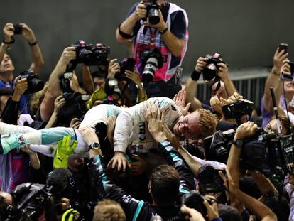 Rosberg celebra el triunfo en Singapur con su equipo.