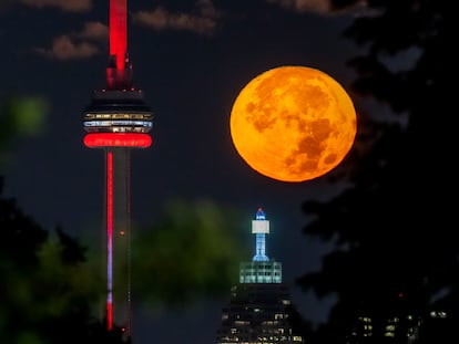 Vista de la luna llena en Toronto, el 30 de agosto.