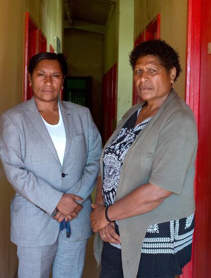 Constable Shellian Pius y Sargent Alice Arigo en la puerta de la comisaría en Tari. Ellas son las primeras personas que atienden a las mujeres que llegan a denunciar violencia familiar o sexual.