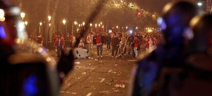 Pasada la media noche, los agentes antidisturbios cargaron contra algunos aficionados que montaron barricadas y lanzaron bengalas