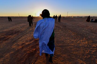 Saharauis desplazados en al campamento de refugiados de Dajla, situado a unos 170 km al sureste de Tinduf, el 14 de enero.