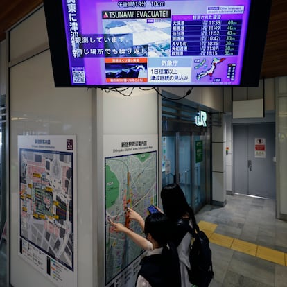 TOKYO (Japan), 30/07/2025.- A television screen at a train station shows tsunami news report following a 8.7 magnitude quake that occured off the Kamchatka Peninsula, in Tokyo, Japan, 30 July 2025. The Japan Meteorological Agency issued a tsunami warning after M8.7 quake hit off Kamchatka Peninsula. Several railway companies suspended some train services following the tsunami warning. (Japón, Tokio) EFE/EPA/FRANCK ROBICHON