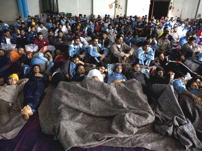Cerca de 300 imnigrantes del 'Marine I' permanecen en una nave en el puerto de Nouadhibou, en Mauritania.