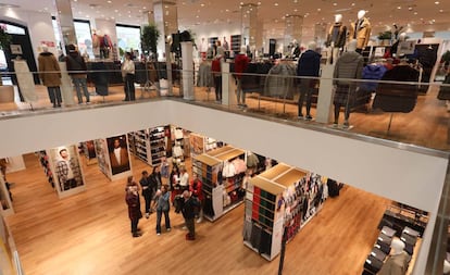 Interior de la tienda Uniqlo en la calle Goya de Madrid.