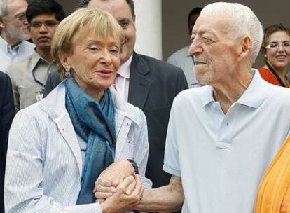 La vicepresidenta María Teresa Fernández de la Vega estrecha la mano a Vicente Ferrer en Anantapur.