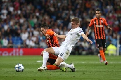 Kroos pelea el balón en el centro del campo