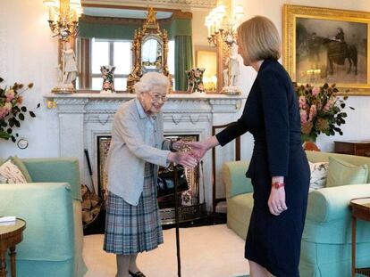 La primera ministra de Reino Unido, Liz Truss, saludando a la reina Isabel II en Balmoral (Escocia).