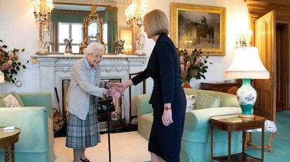 La primera ministra de Reino Unido, Liz Truss, saludando a la reina Isabel II en Balmoral (Escocia).