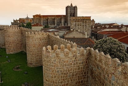 Vista aérea de la muralla y la catedral de Ávila.