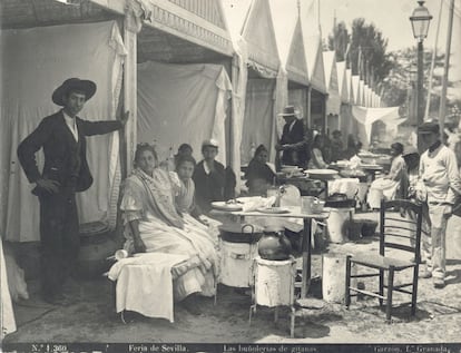 Buñoleras en las casetas de la Feria de Sevilla de 1898.