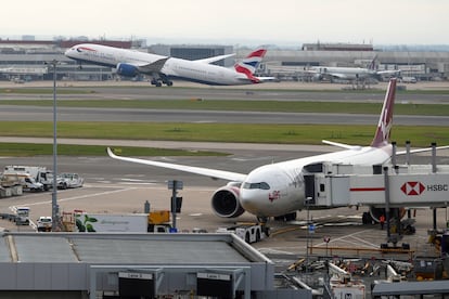 Un avión de British Airways despega este sábado del aeropuerto de Heathrow.