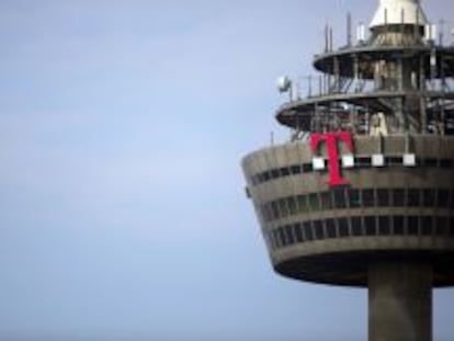 Logotipo de Deutsche Telekom en la torre de comunicaciones de Colonia.