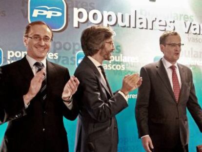 Basagoiti (en el centro) recibe el aplauso de Alfonso Alonso, Iñaki Oyarzábal, Arantza Quiroga y Antón Damborenea (desde la izquierda) al inicio de la Junta Directiva del PP vasco en Bilbao.