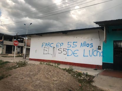Un grafiti en el departamento de Arauca que revela la presencia de las disidencias de las FARC y del ELN.
