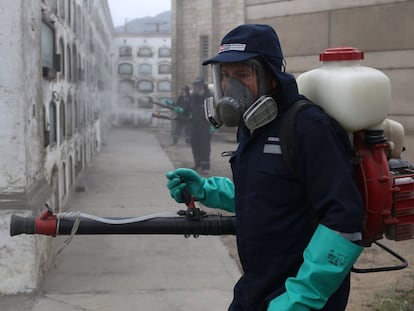 Trabalhador faz fumigação em cemitério do Peru para combater o 'Aedes'.