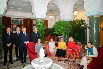 Jadiya de Marruecos, sentada en el sillón a la izquierda de la imagen, junto a sus tíos, su hermano, su padre y el matrimonio Macron durante el viaje de Estado del presidente francés a Rabat, en octubre de 2024.